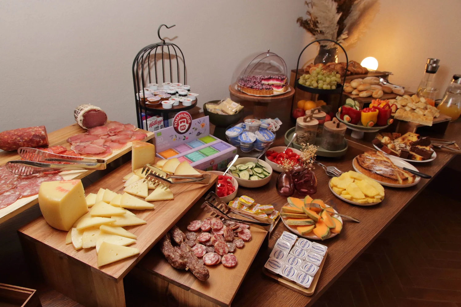Il buffet della colazione di The Monteleone, con formaggi, salumi, dolci e frutta
