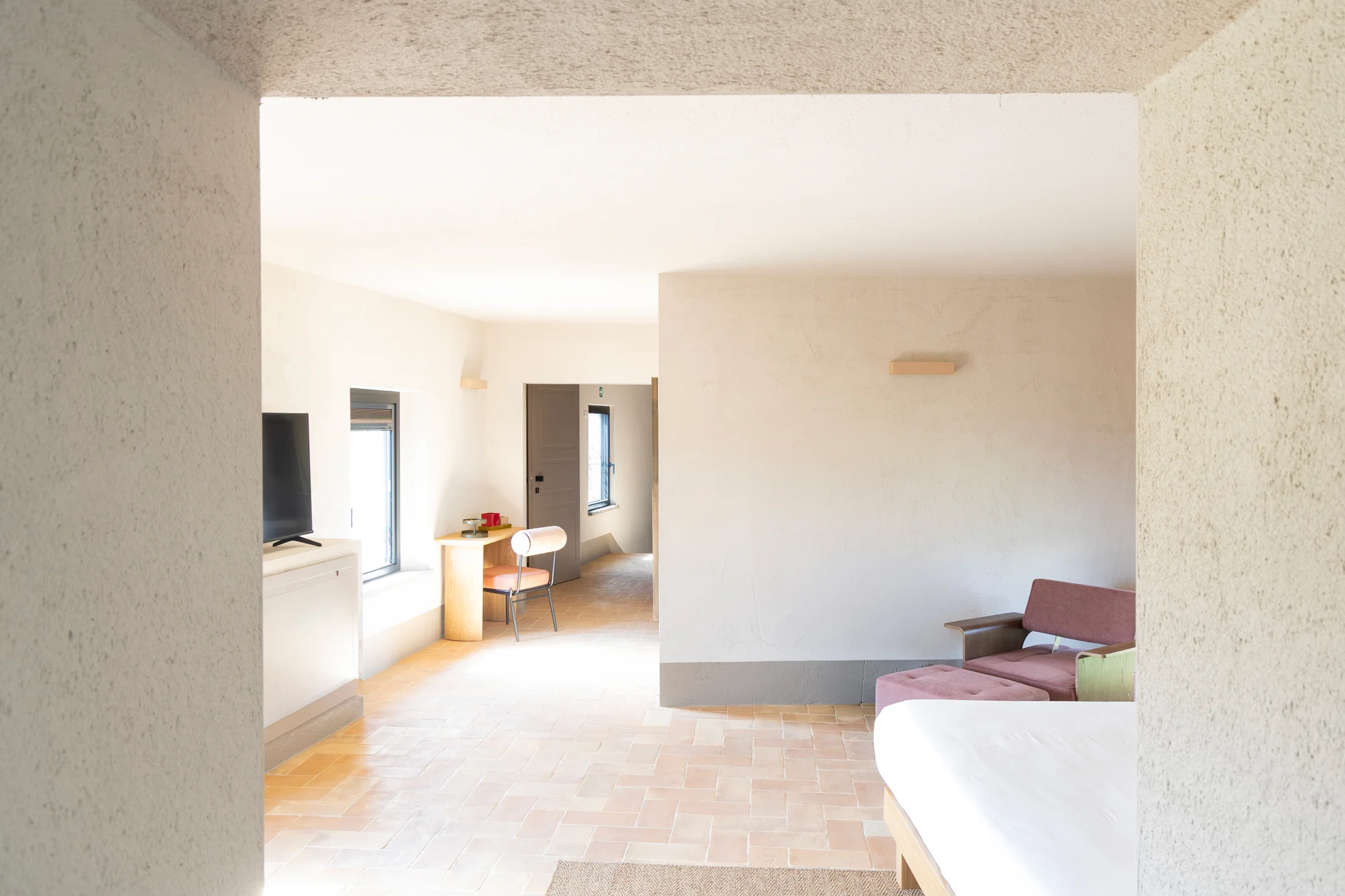 Una camera luminosa di The Monteleone con letto, poltrone e arredi contemporanei